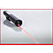 Een zwarte laserpointer-zaklamp projecteert een rode laserstraal op een glad, wit oppervlak.
